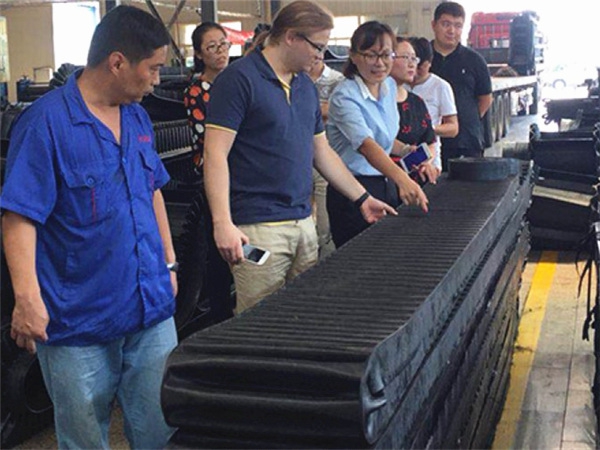 俄羅斯客戶參觀擋邊邊生產並洽談合作事宜