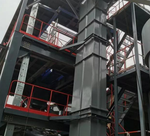 輸送帶廠家分享：鬥式提升機輸送帶跑偏原因及調節方法